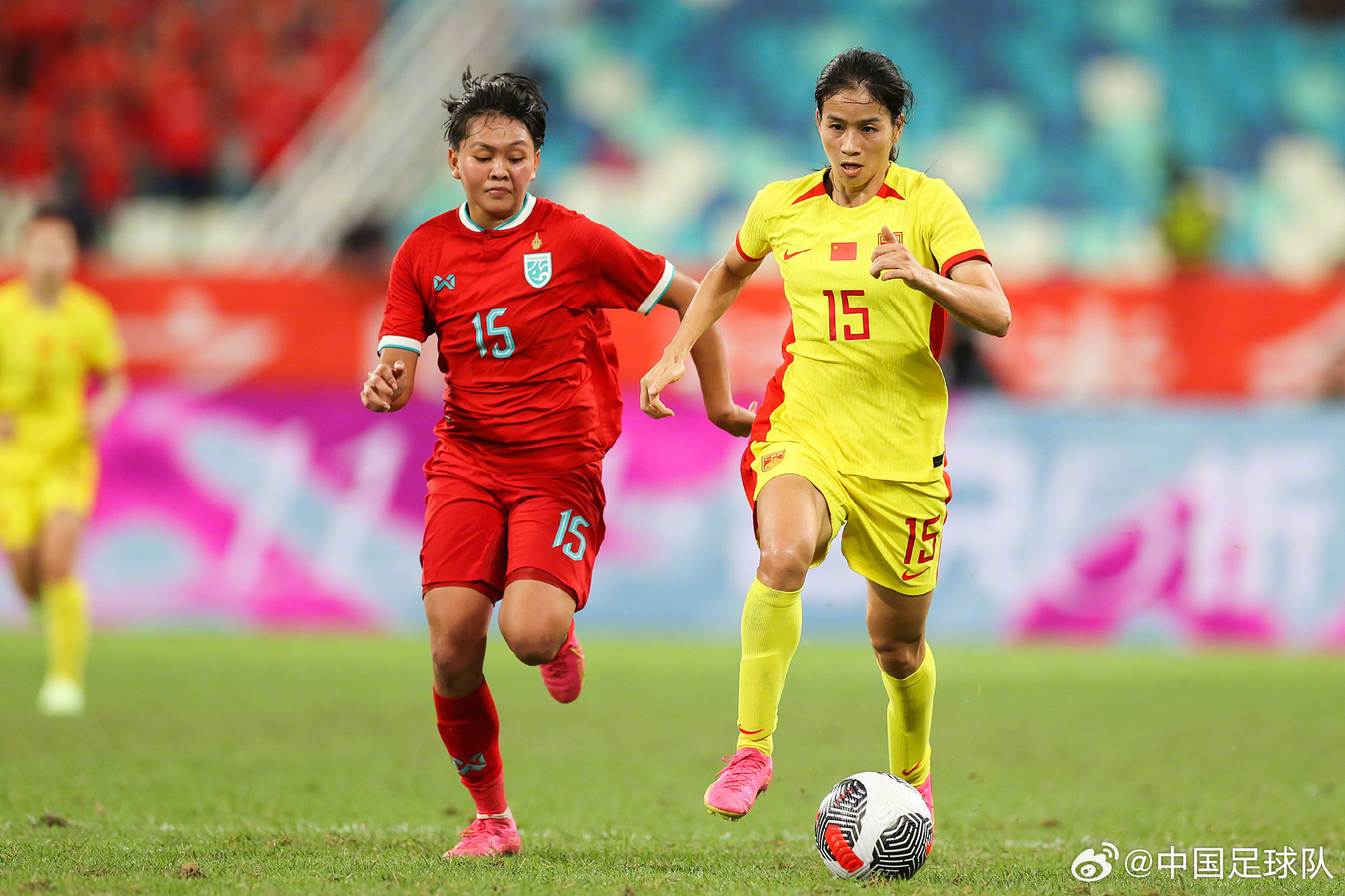 中国女足备战足球巅峰赛事，冲刺榜首