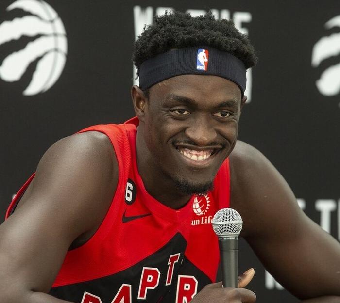  西亚卡姆在篮网比赛中突破纪录，挺进下一轮引发热议！