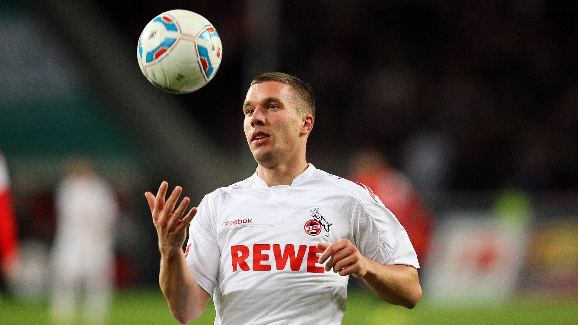 夺冠首场状态出色，巴黎圣日耳曼观众沸腾！，浓眉哥重返赛场观众掌声雷动